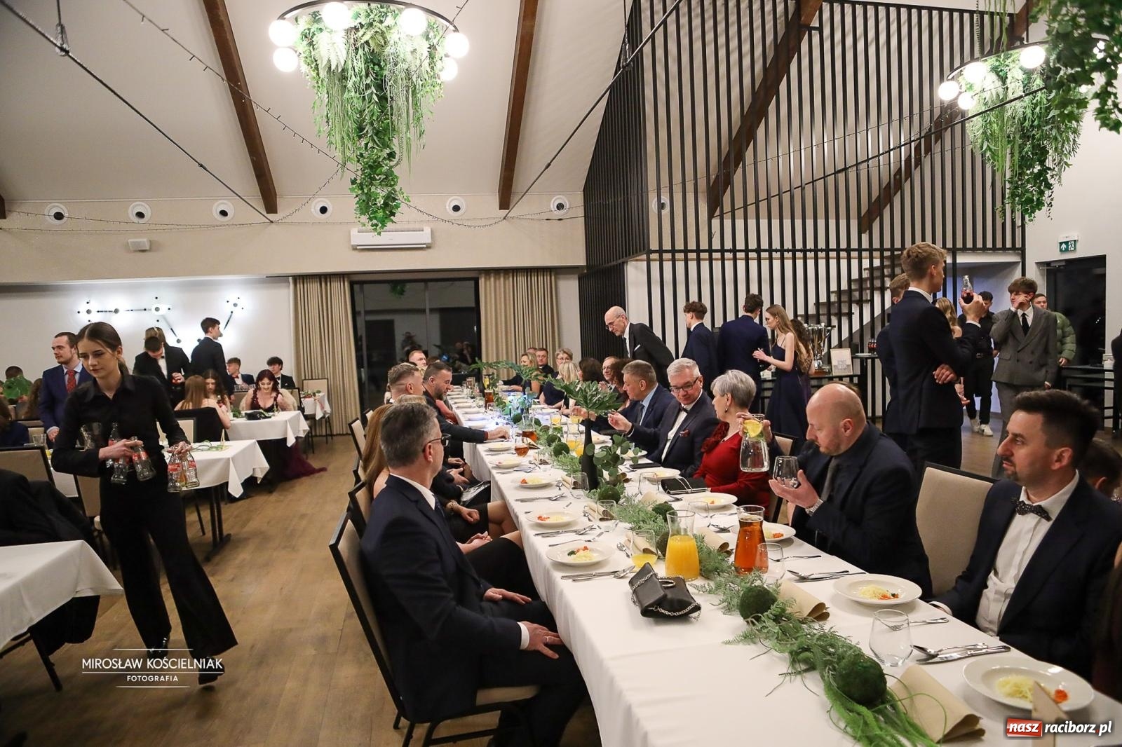 Zdjęcie w galerii na portalu naszraciborz.pl: Róże Kasprowicza w Rudym Lesie. Studniówka ZSO nr 1 z Raciborza na bis [FOTO] wiadomości z regionu