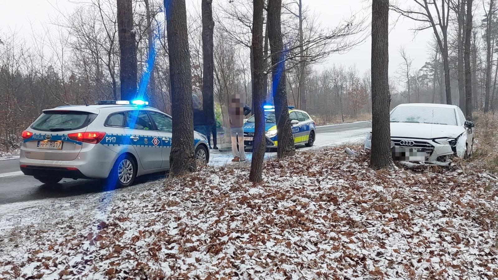 Zdjęcie w galerii na portalu naszraciborz.pl: Poranny poślizg na białej nawierzchni. Audi zakończyło jazdę na drzewie wiadomości z regionu