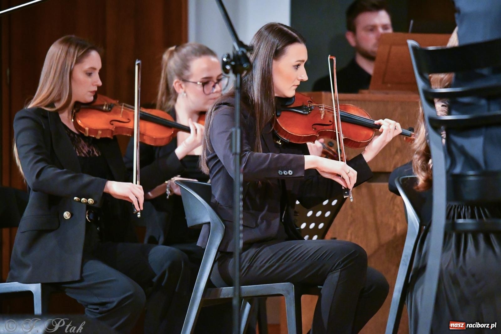 Zdjęcie w galerii na portalu naszraciborz.pl: Prawykonanie Oratorium Bożonarodzeniowego na jubileusz 30-lecia chóru Bel Canto wiadomości z regionu