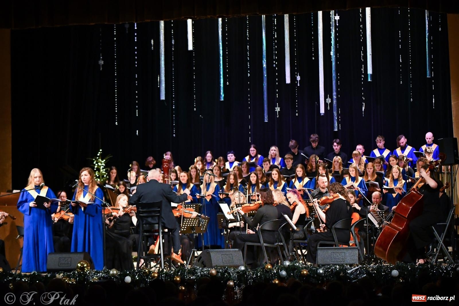 Zdjęcie w galerii na portalu naszraciborz.pl: Prawykonanie Oratorium Bożonarodzeniowego na jubileusz 30-lecia chóru Bel Canto wiadomości z regionu