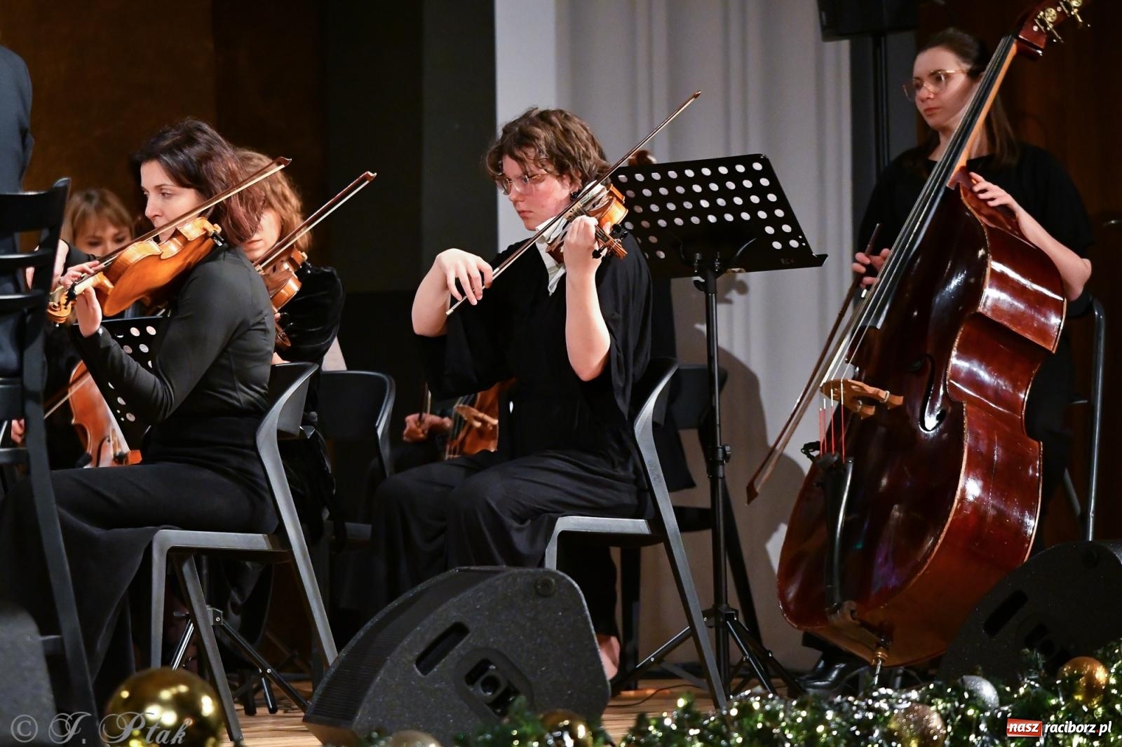 Zdjęcie w galerii na portalu naszraciborz.pl: Prawykonanie Oratorium Bożonarodzeniowego na jubileusz 30-lecia chóru Bel Canto wiadomości z regionu