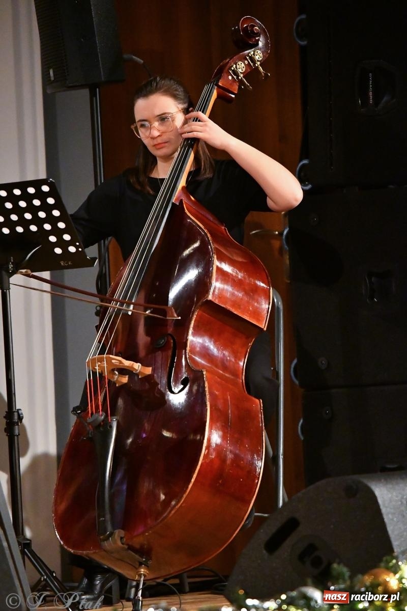 Zdjęcie w galerii na portalu naszraciborz.pl: Prawykonanie Oratorium Bożonarodzeniowego na jubileusz 30-lecia chóru Bel Canto wiadomości z regionu