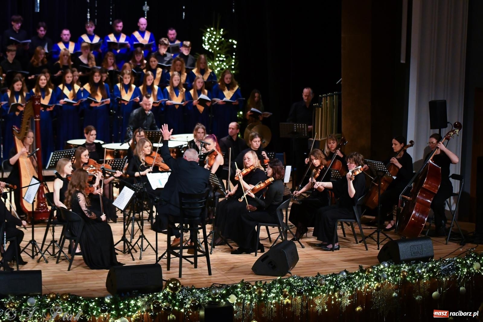 Zdjęcie w galerii na portalu naszraciborz.pl: Prawykonanie Oratorium Bożonarodzeniowego na jubileusz 30-lecia chóru Bel Canto wiadomości z regionu