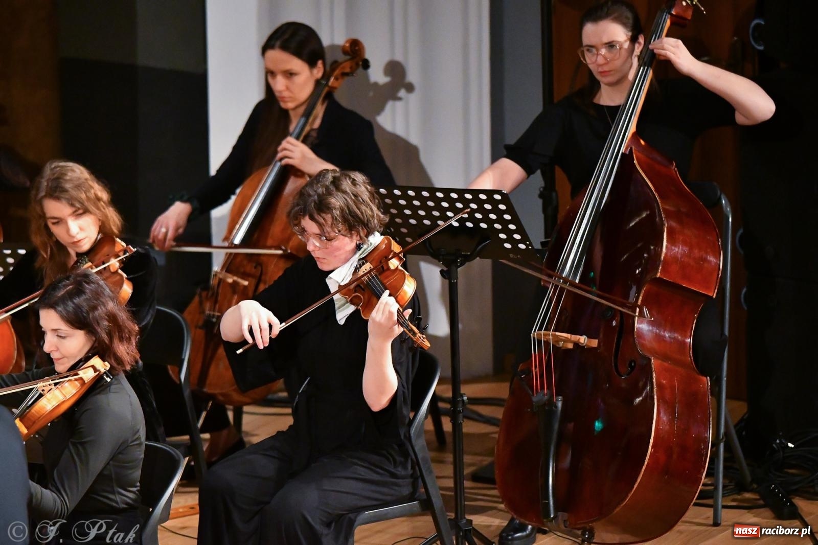 Zdjęcie w galerii na portalu naszraciborz.pl: Prawykonanie Oratorium Bożonarodzeniowego na jubileusz 30-lecia chóru Bel Canto wiadomości z regionu