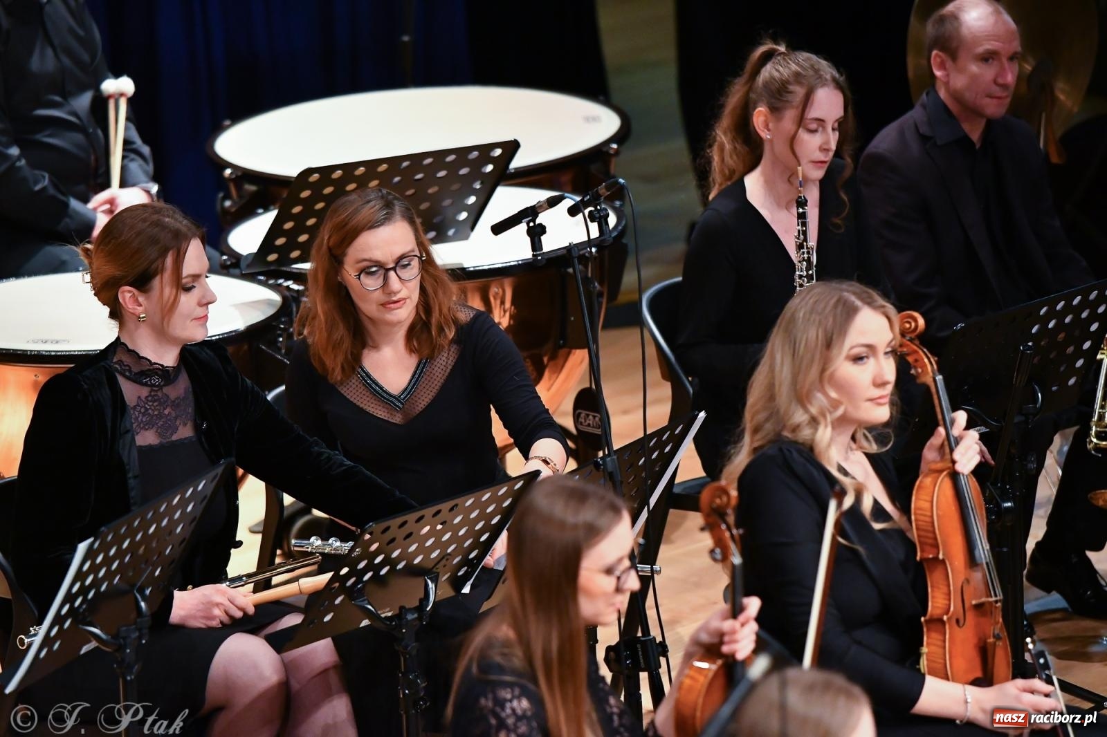 Zdjęcie w galerii na portalu naszraciborz.pl: Prawykonanie Oratorium Bożonarodzeniowego na jubileusz 30-lecia chóru Bel Canto wiadomości z regionu