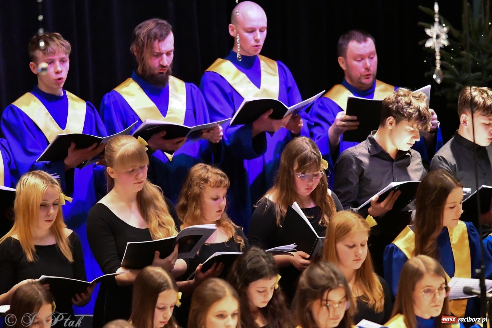 Zdjęcie w galerii na portalu naszraciborz.pl: Prawykonanie Oratorium Bożonarodzeniowego na jubileusz 30-lecia chóru Bel Canto wiadomości z regionu