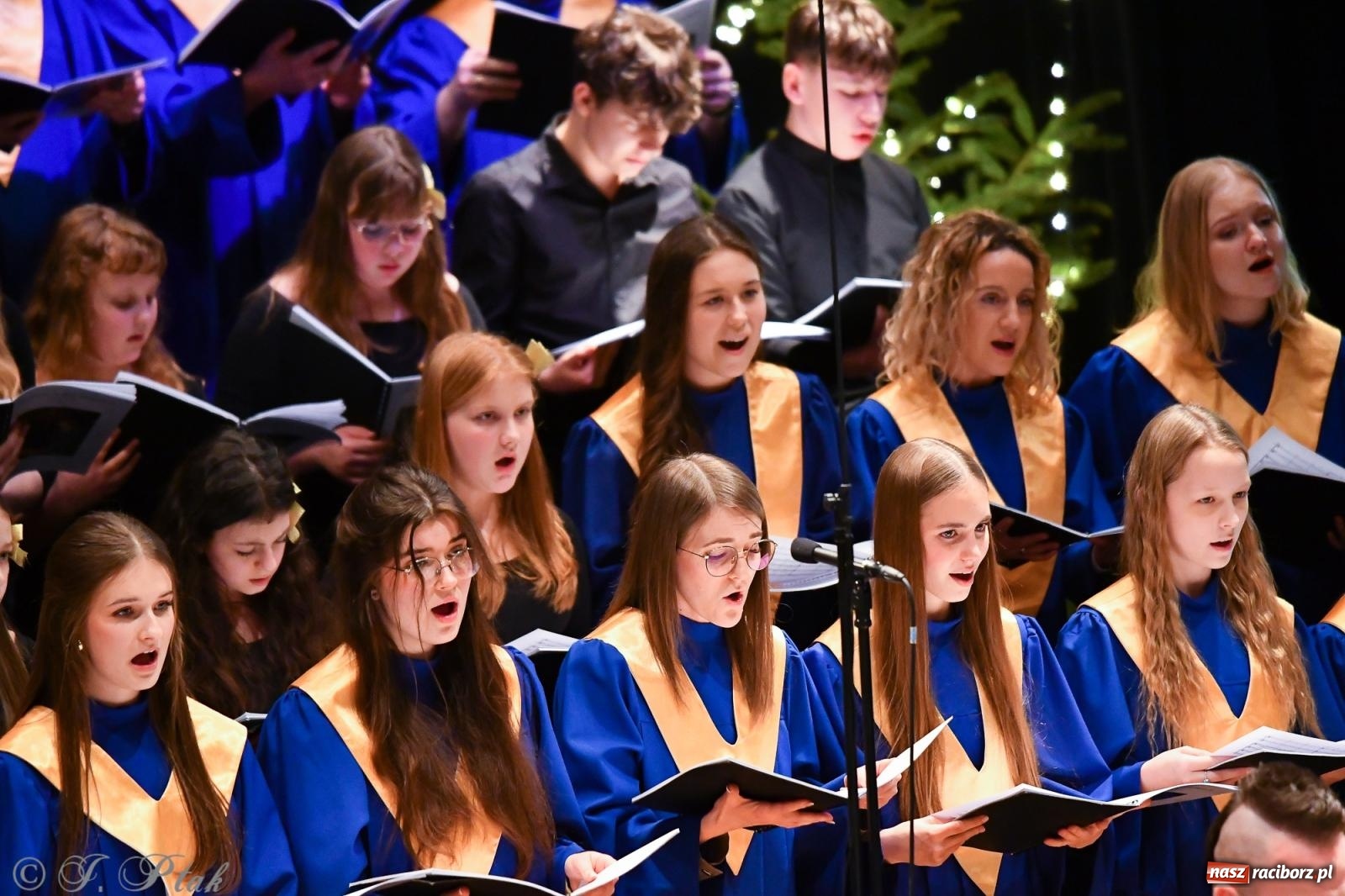 Zdjęcie w galerii na portalu naszraciborz.pl: Prawykonanie Oratorium Bożonarodzeniowego na jubileusz 30-lecia chóru Bel Canto wiadomości z regionu