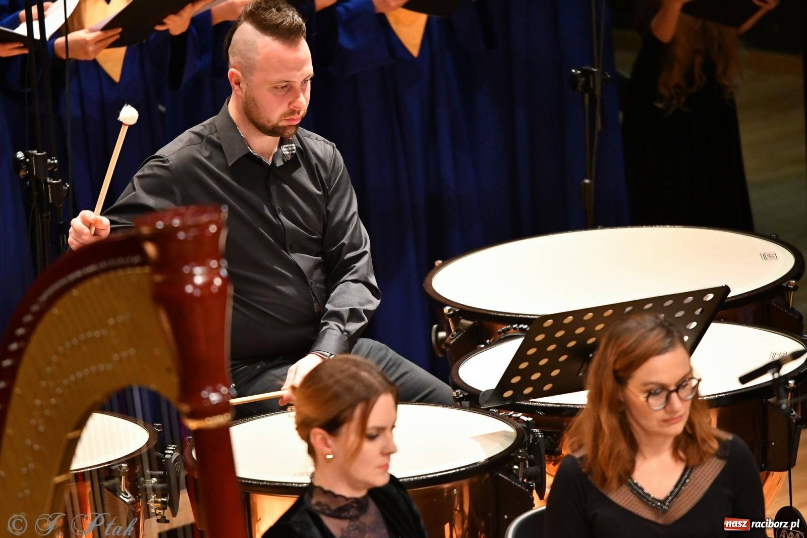 Zdjęcie w galerii na portalu naszraciborz.pl: Prawykonanie Oratorium Bożonarodzeniowego na jubileusz 30-lecia chóru Bel Canto wiadomości z regionu