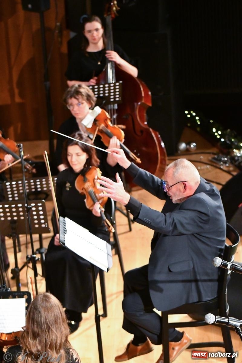Zdjęcie w galerii na portalu naszraciborz.pl: Prawykonanie Oratorium Bożonarodzeniowego na jubileusz 30-lecia chóru Bel Canto wiadomości z regionu