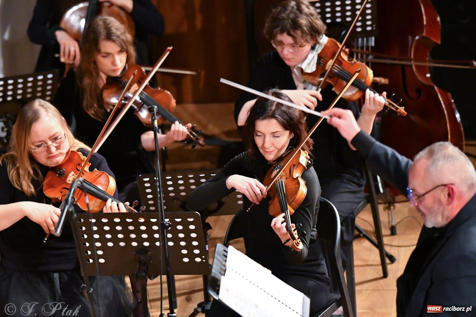 Zdjęcie w galerii na portalu naszraciborz.pl: Prawykonanie Oratorium Bożonarodzeniowego na jubileusz 30-lecia chóru Bel Canto wiadomości z regionu