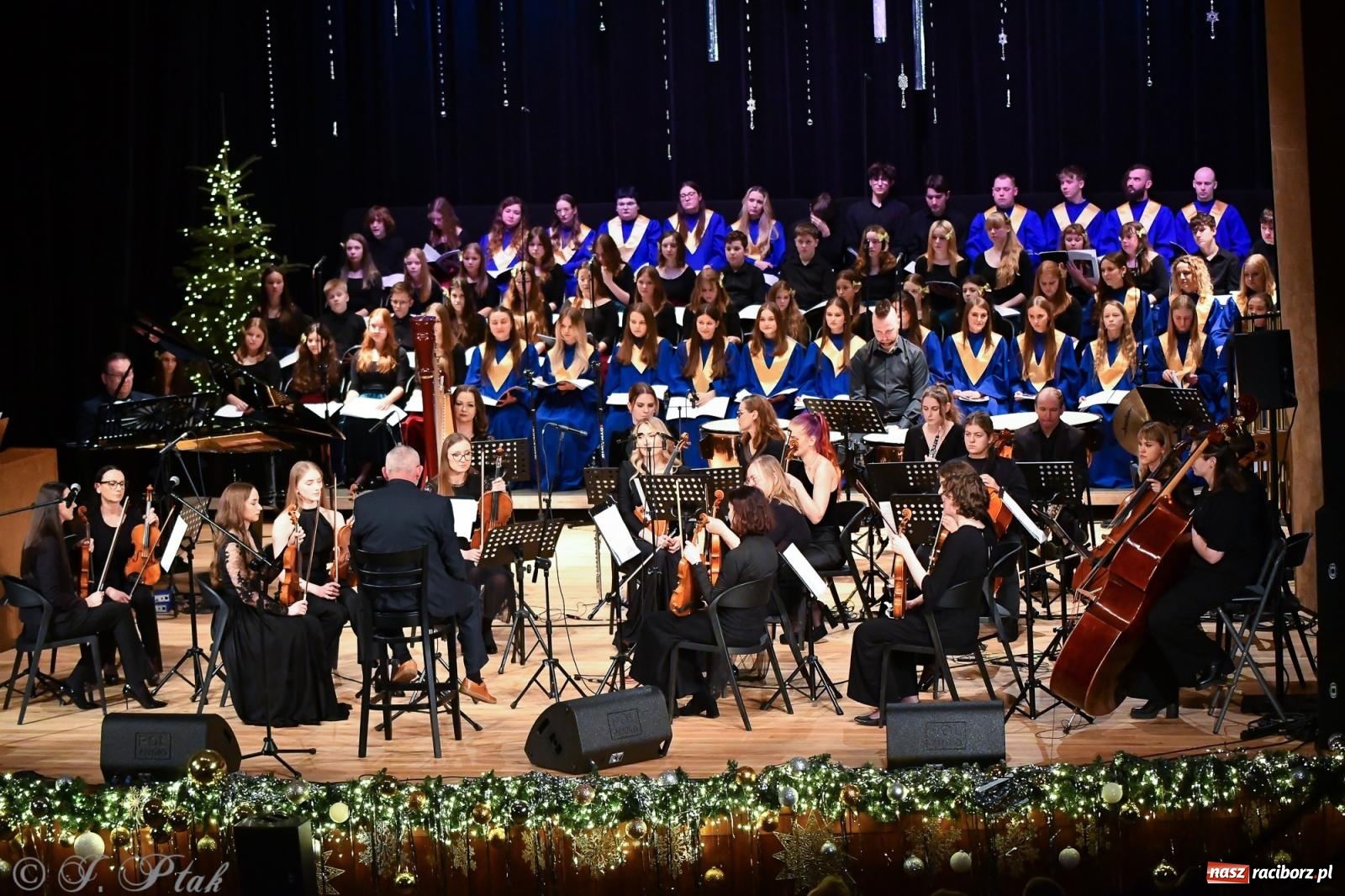 Zdjęcie w galerii na portalu naszraciborz.pl: Prawykonanie Oratorium Bożonarodzeniowego na jubileusz 30-lecia chóru Bel Canto wiadomości z regionu