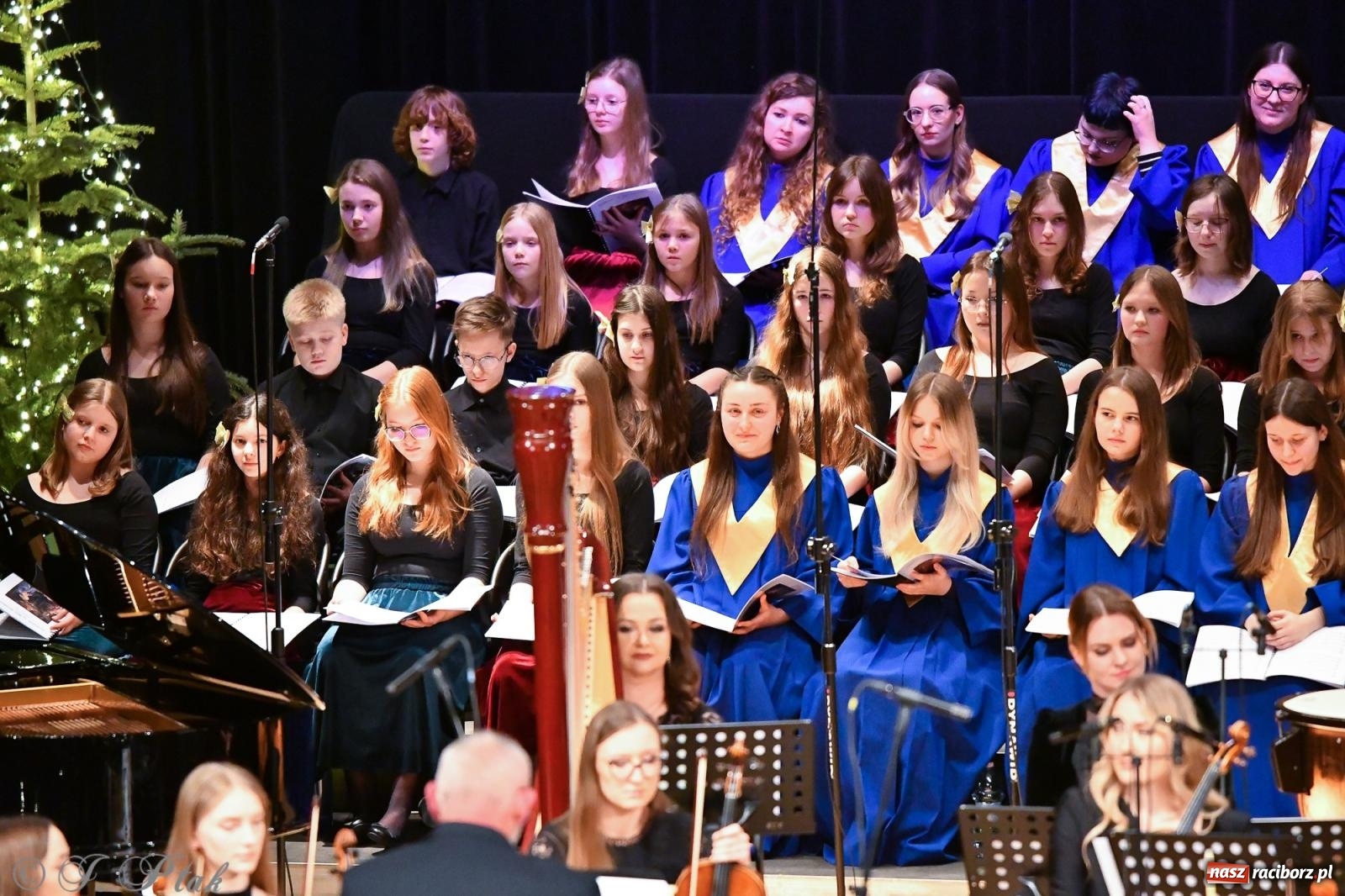 Zdjęcie w galerii na portalu naszraciborz.pl: Prawykonanie Oratorium Bożonarodzeniowego na jubileusz 30-lecia chóru Bel Canto wiadomości z regionu