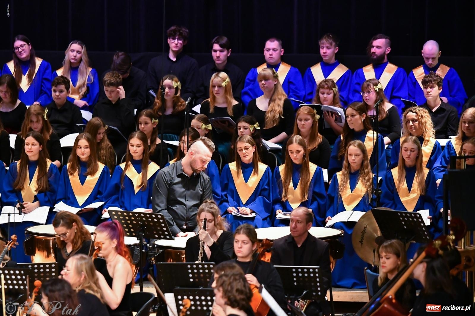 Zdjęcie w galerii na portalu naszraciborz.pl: Prawykonanie Oratorium Bożonarodzeniowego na jubileusz 30-lecia chóru Bel Canto wiadomości z regionu