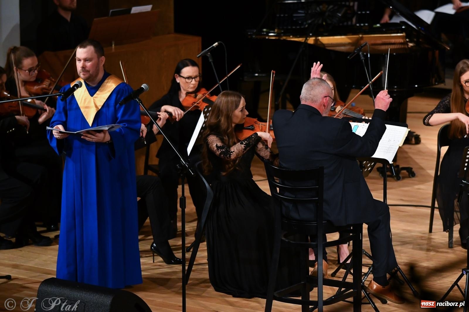 Zdjęcie w galerii na portalu naszraciborz.pl: Prawykonanie Oratorium Bożonarodzeniowego na jubileusz 30-lecia chóru Bel Canto wiadomości z regionu