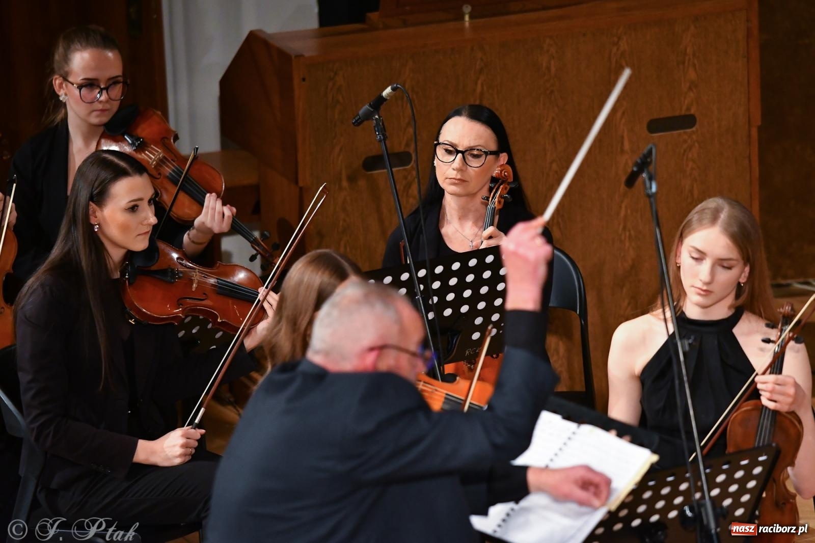 Zdjęcie w galerii na portalu naszraciborz.pl: Prawykonanie Oratorium Bożonarodzeniowego na jubileusz 30-lecia chóru Bel Canto wiadomości z regionu