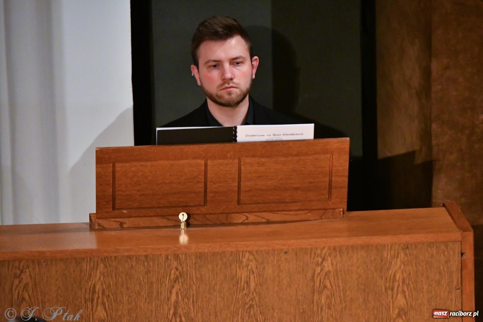 Zdjęcie w galerii na portalu naszraciborz.pl: Prawykonanie Oratorium Bożonarodzeniowego na jubileusz 30-lecia chóru Bel Canto wiadomości z regionu