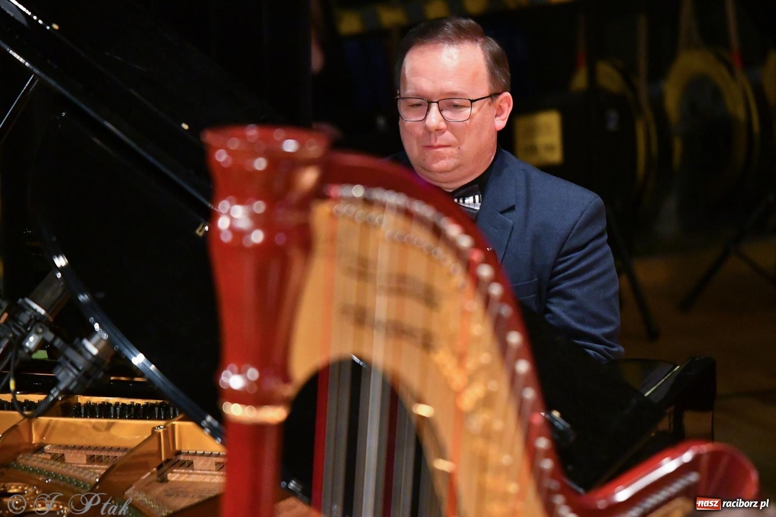 Zdjęcie w galerii na portalu naszraciborz.pl: Prawykonanie Oratorium Bożonarodzeniowego na jubileusz 30-lecia chóru Bel Canto wiadomości z regionu