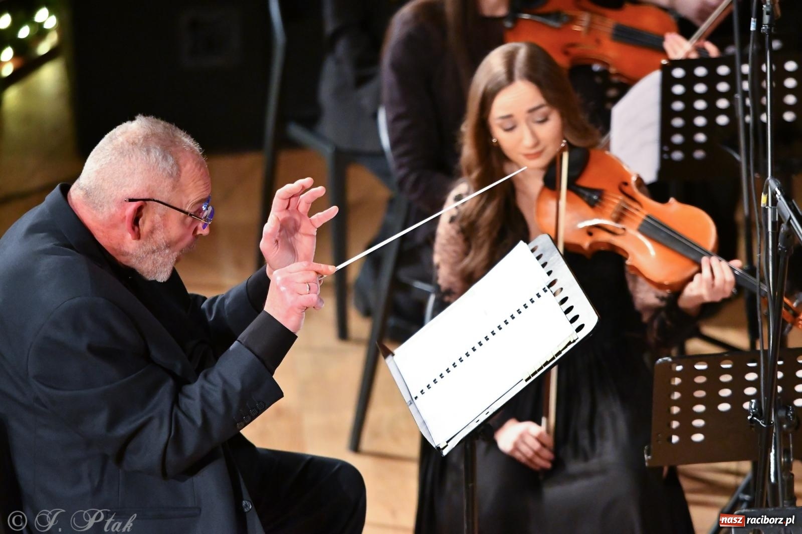 Zdjęcie w galerii na portalu naszraciborz.pl: Prawykonanie Oratorium Bożonarodzeniowego na jubileusz 30-lecia chóru Bel Canto wiadomości z regionu
