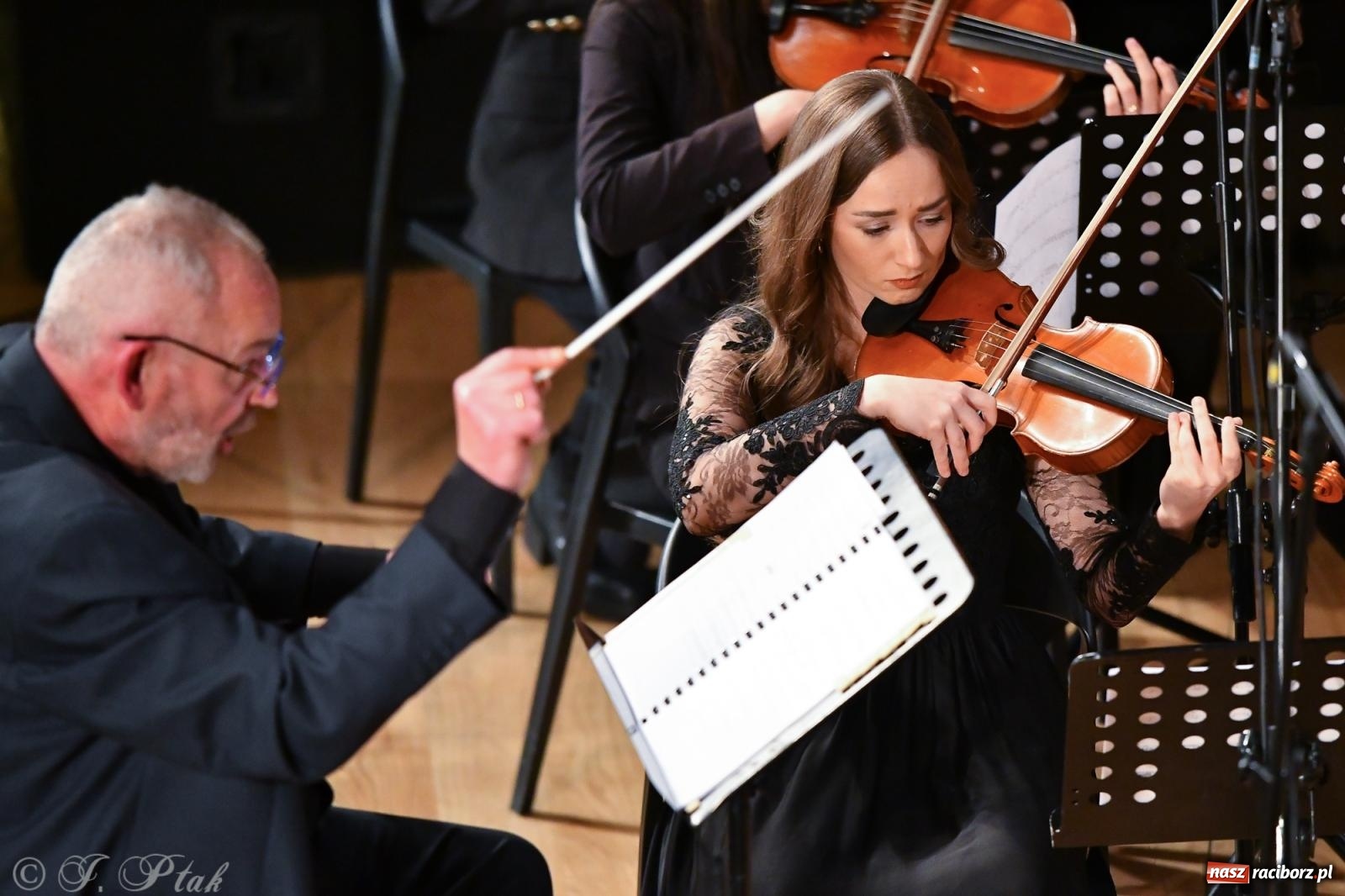 Zdjęcie w galerii na portalu naszraciborz.pl: Prawykonanie Oratorium Bożonarodzeniowego na jubileusz 30-lecia chóru Bel Canto wiadomości z regionu