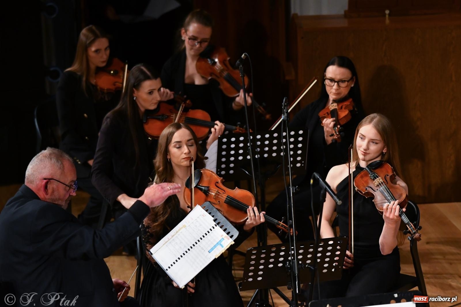 Zdjęcie w galerii na portalu naszraciborz.pl: Prawykonanie Oratorium Bożonarodzeniowego na jubileusz 30-lecia chóru Bel Canto wiadomości z regionu