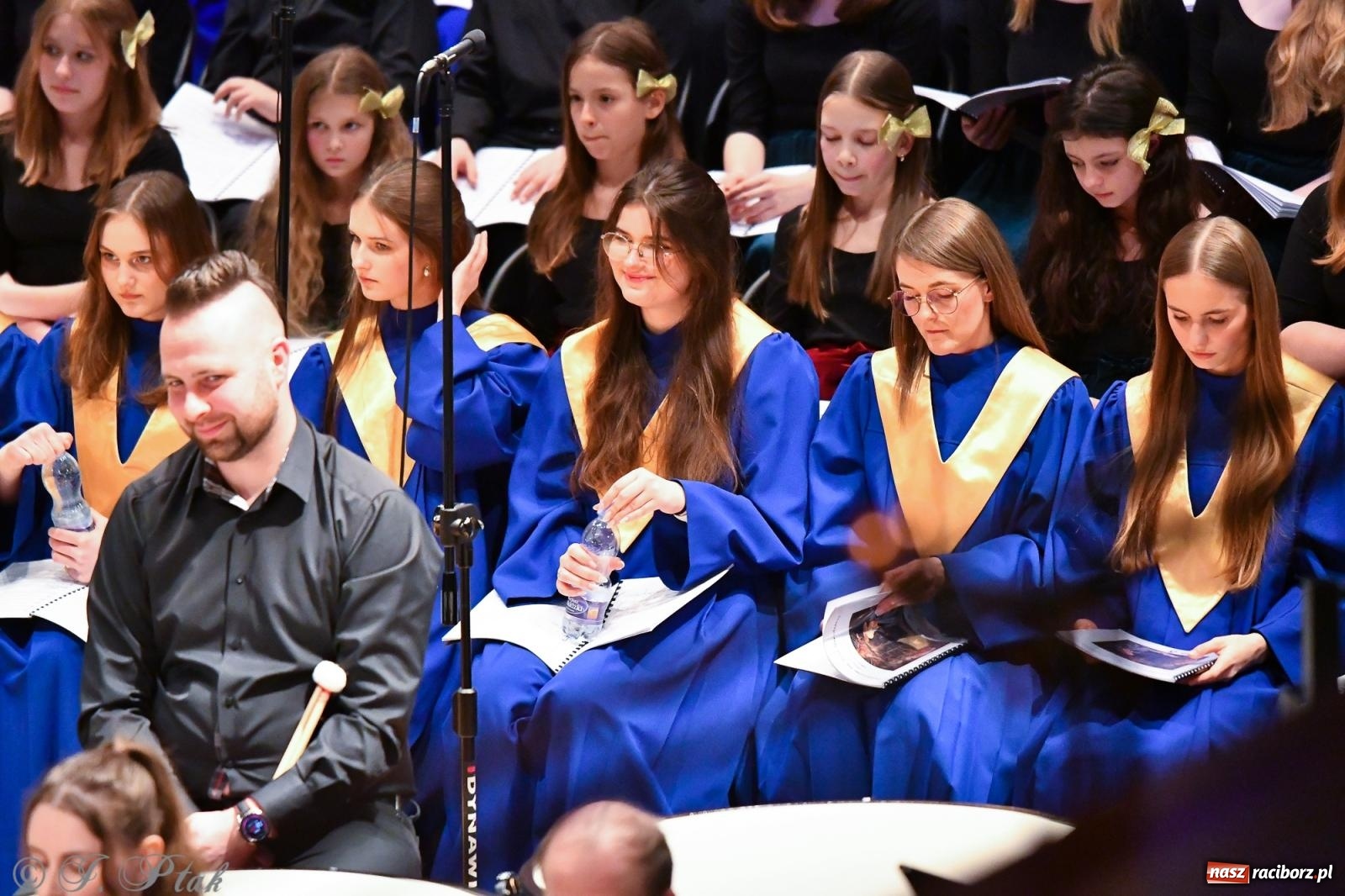 Zdjęcie w galerii na portalu naszraciborz.pl: Prawykonanie Oratorium Bożonarodzeniowego na jubileusz 30-lecia chóru Bel Canto wiadomości z regionu