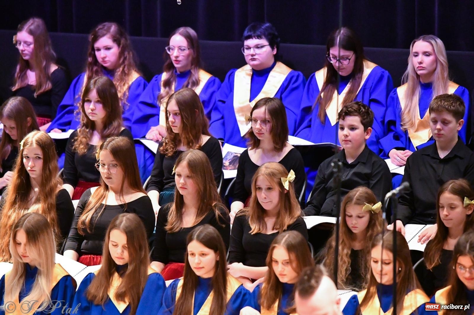 Zdjęcie w galerii na portalu naszraciborz.pl: Prawykonanie Oratorium Bożonarodzeniowego na jubileusz 30-lecia chóru Bel Canto wiadomości z regionu