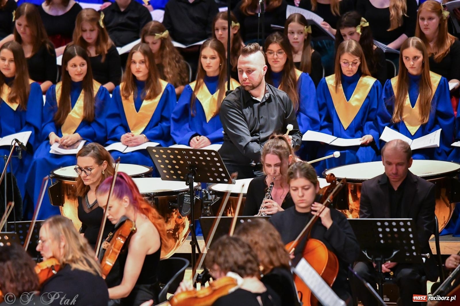 Zdjęcie w galerii na portalu naszraciborz.pl: Prawykonanie Oratorium Bożonarodzeniowego na jubileusz 30-lecia chóru Bel Canto wiadomości z regionu