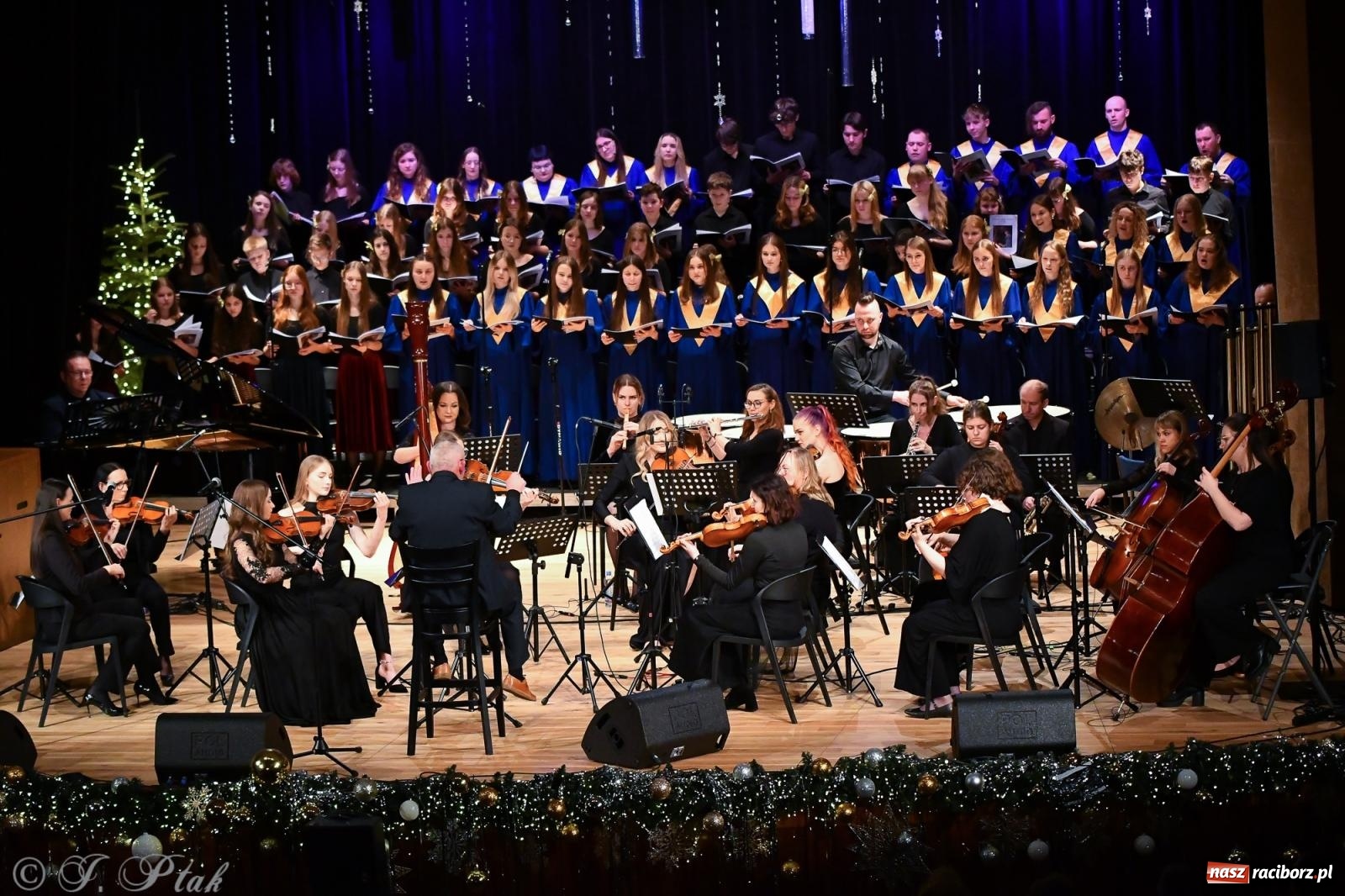 Zdjęcie w galerii na portalu naszraciborz.pl: Prawykonanie Oratorium Bożonarodzeniowego na jubileusz 30-lecia chóru Bel Canto wiadomości z regionu