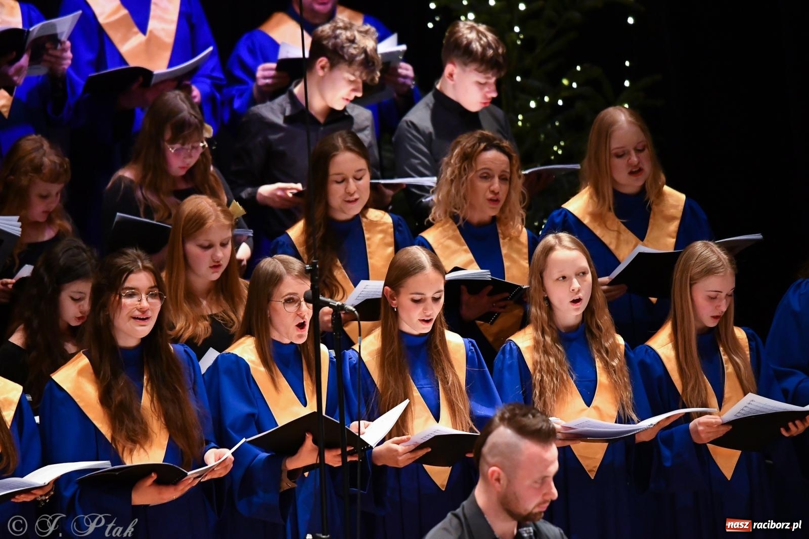 Zdjęcie w galerii na portalu naszraciborz.pl: Prawykonanie Oratorium Bożonarodzeniowego na jubileusz 30-lecia chóru Bel Canto wiadomości z regionu