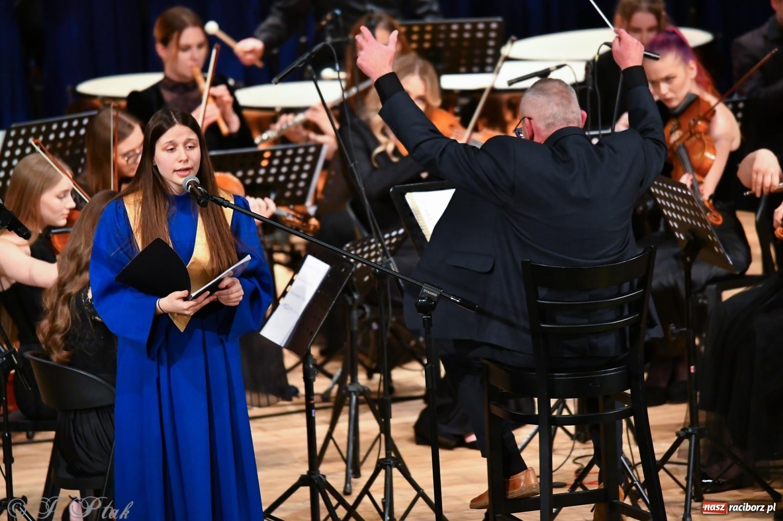 Zdjęcie w galerii na portalu naszraciborz.pl: Prawykonanie Oratorium Bożonarodzeniowego na jubileusz 30-lecia chóru Bel Canto wiadomości z regionu