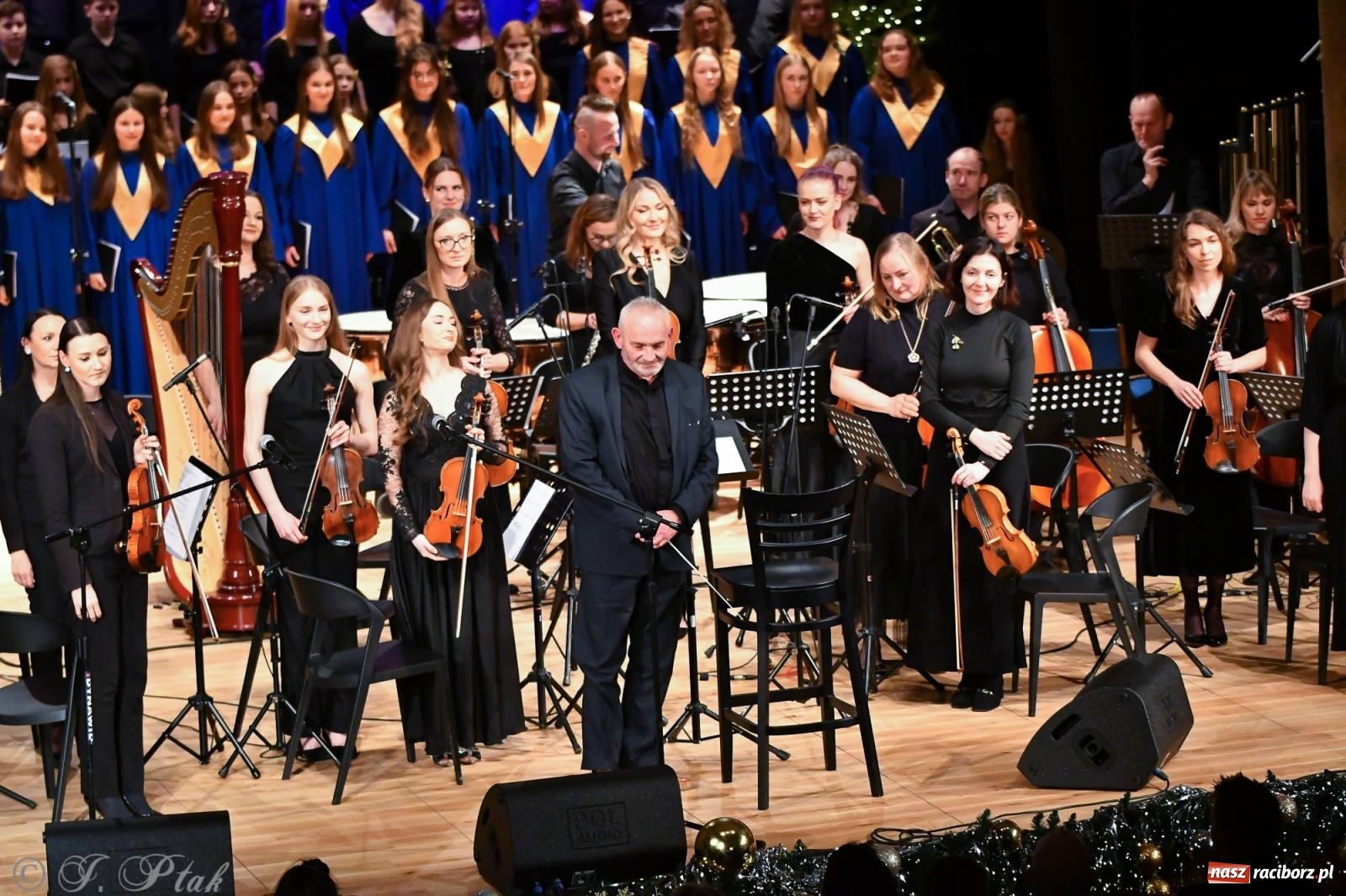 Zdjęcie w galerii na portalu naszraciborz.pl: Prawykonanie Oratorium Bożonarodzeniowego na jubileusz 30-lecia chóru Bel Canto wiadomości z regionu