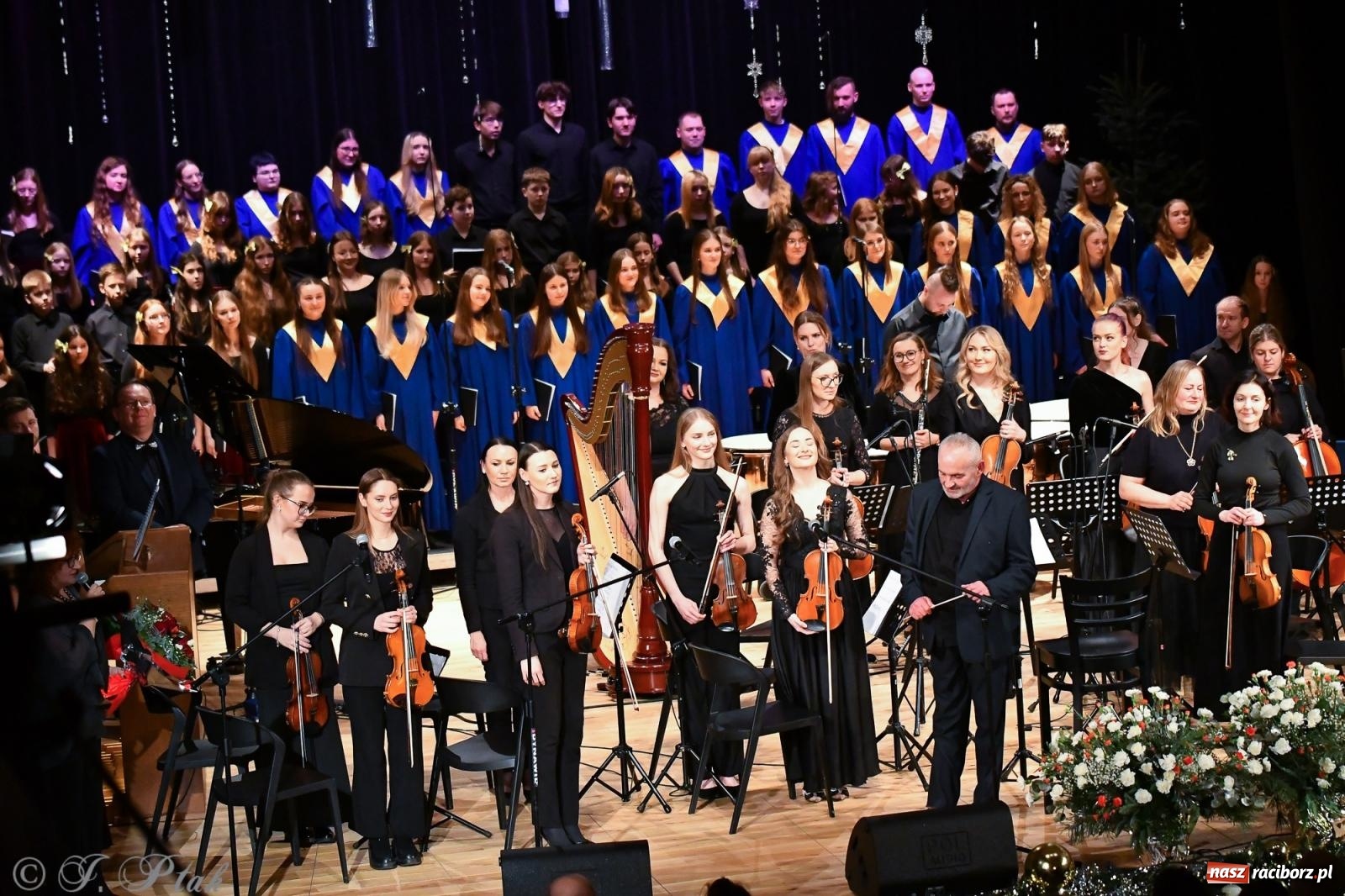 Zdjęcie w galerii na portalu naszraciborz.pl: Prawykonanie Oratorium Bożonarodzeniowego na jubileusz 30-lecia chóru Bel Canto wiadomości z regionu