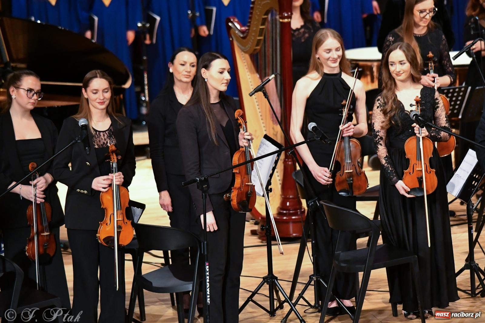 Zdjęcie w galerii na portalu naszraciborz.pl: Prawykonanie Oratorium Bożonarodzeniowego na jubileusz 30-lecia chóru Bel Canto wiadomości z regionu