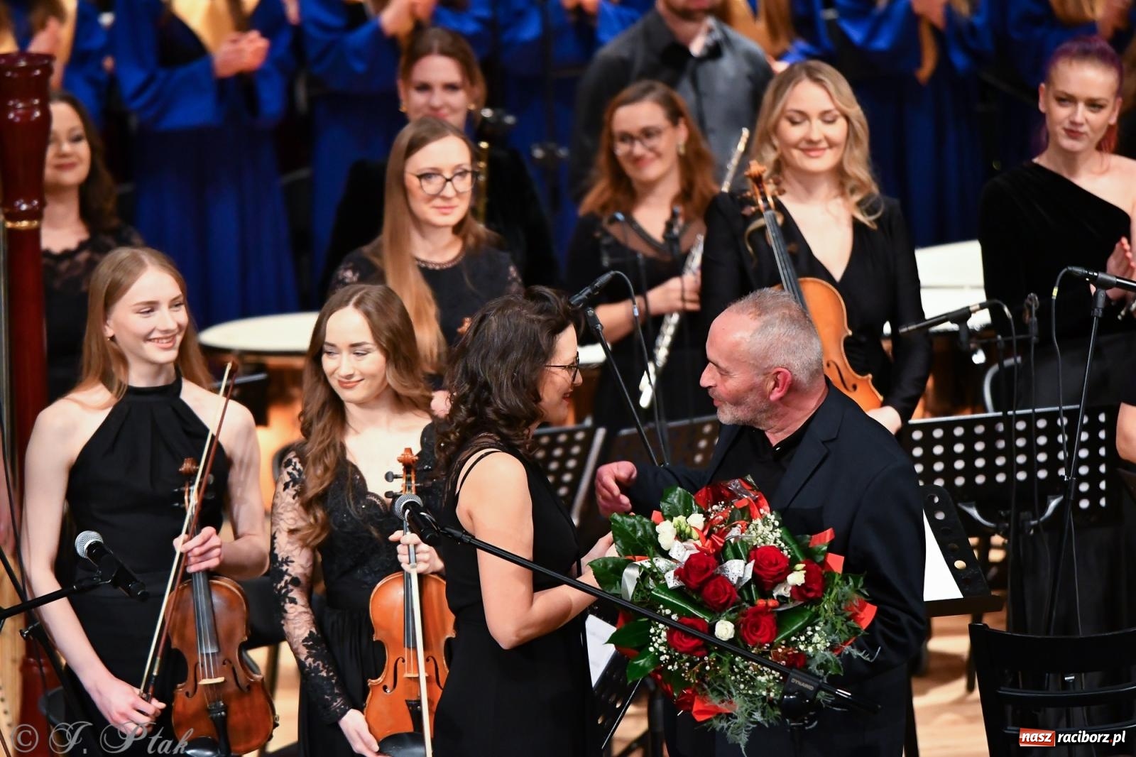 Zdjęcie w galerii na portalu naszraciborz.pl: Prawykonanie Oratorium Bożonarodzeniowego na jubileusz 30-lecia chóru Bel Canto wiadomości z regionu