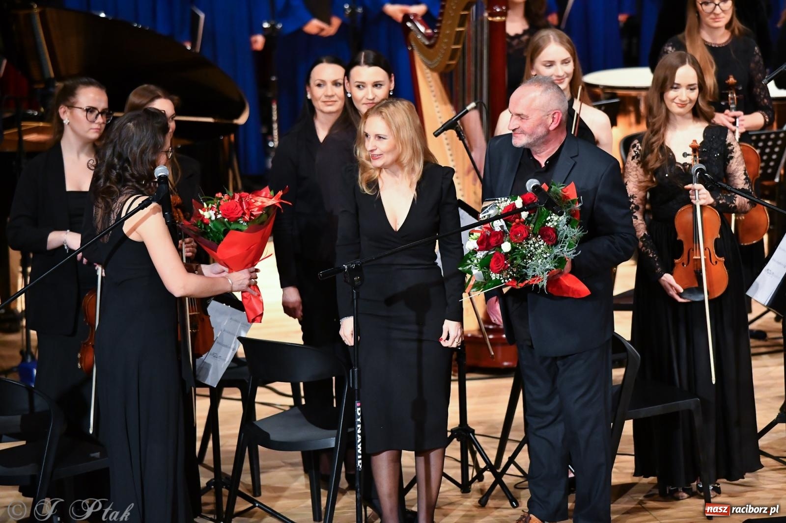 Zdjęcie w galerii na portalu naszraciborz.pl: Prawykonanie Oratorium Bożonarodzeniowego na jubileusz 30-lecia chóru Bel Canto wiadomości z regionu