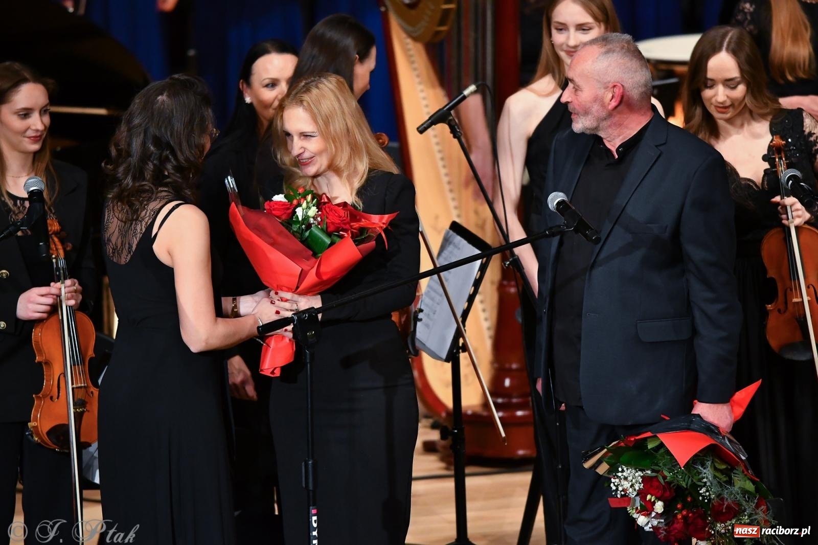 Zdjęcie w galerii na portalu naszraciborz.pl: Prawykonanie Oratorium Bożonarodzeniowego na jubileusz 30-lecia chóru Bel Canto wiadomości z regionu