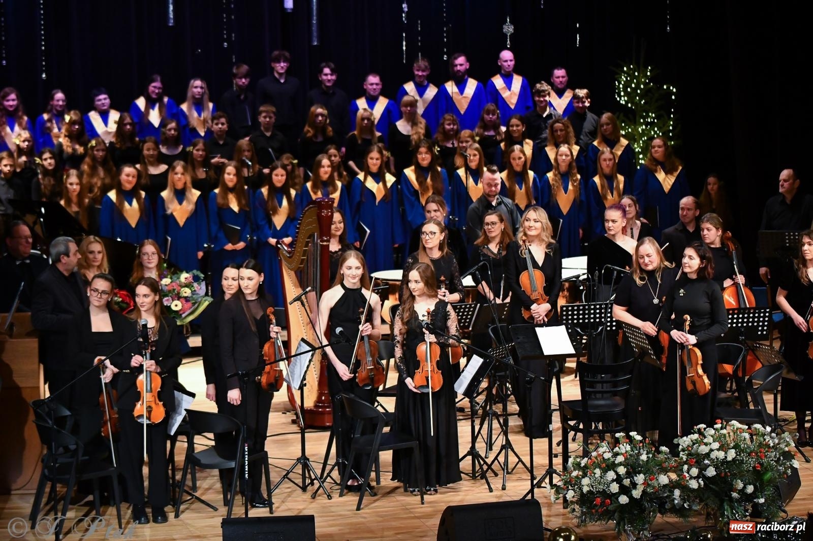 Zdjęcie w galerii na portalu naszraciborz.pl: Prawykonanie Oratorium Bożonarodzeniowego na jubileusz 30-lecia chóru Bel Canto wiadomości z regionu