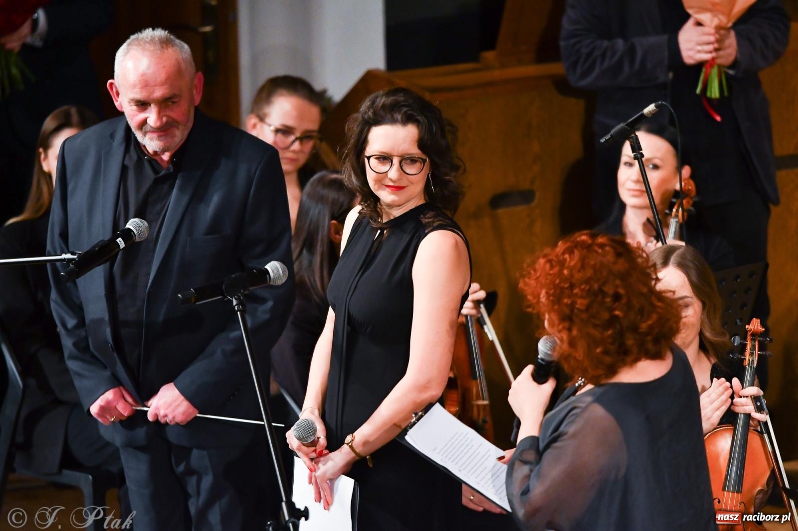 Zdjęcie w galerii na portalu naszraciborz.pl: Prawykonanie Oratorium Bożonarodzeniowego na jubileusz 30-lecia chóru Bel Canto wiadomości z regionu