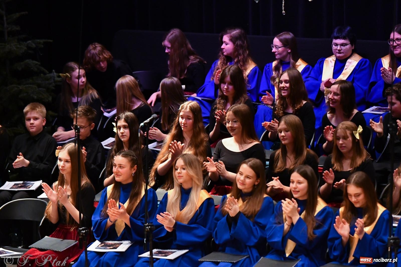 Zdjęcie w galerii na portalu naszraciborz.pl: Prawykonanie Oratorium Bożonarodzeniowego na jubileusz 30-lecia chóru Bel Canto wiadomości z regionu