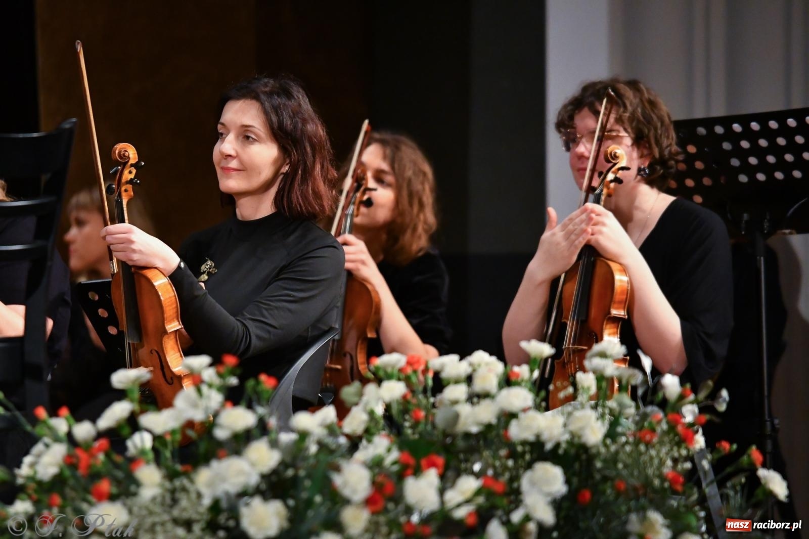 Zdjęcie w galerii na portalu naszraciborz.pl: Prawykonanie Oratorium Bożonarodzeniowego na jubileusz 30-lecia chóru Bel Canto wiadomości z regionu