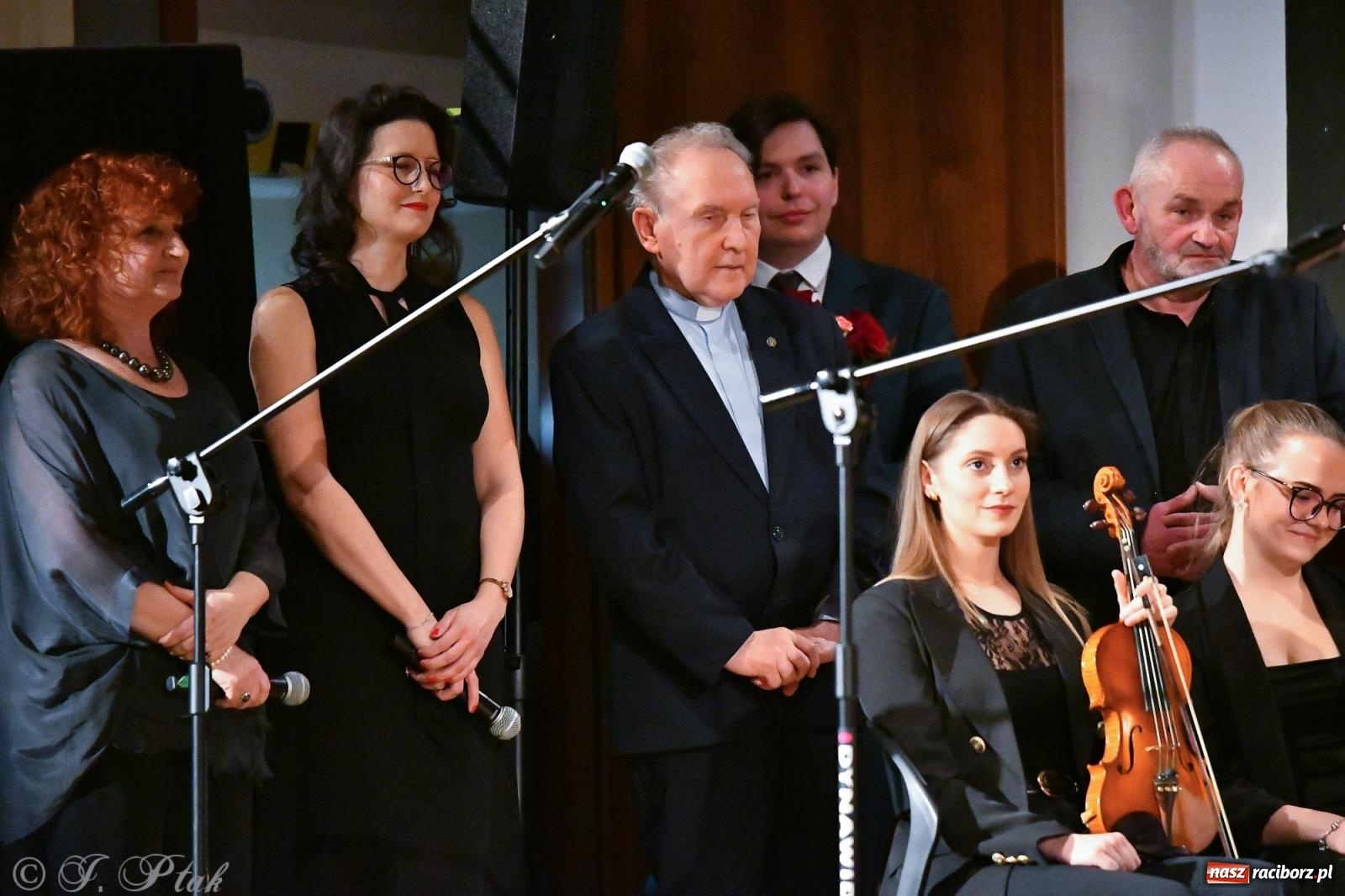 Zdjęcie w galerii na portalu naszraciborz.pl: Prawykonanie Oratorium Bożonarodzeniowego na jubileusz 30-lecia chóru Bel Canto wiadomości z regionu