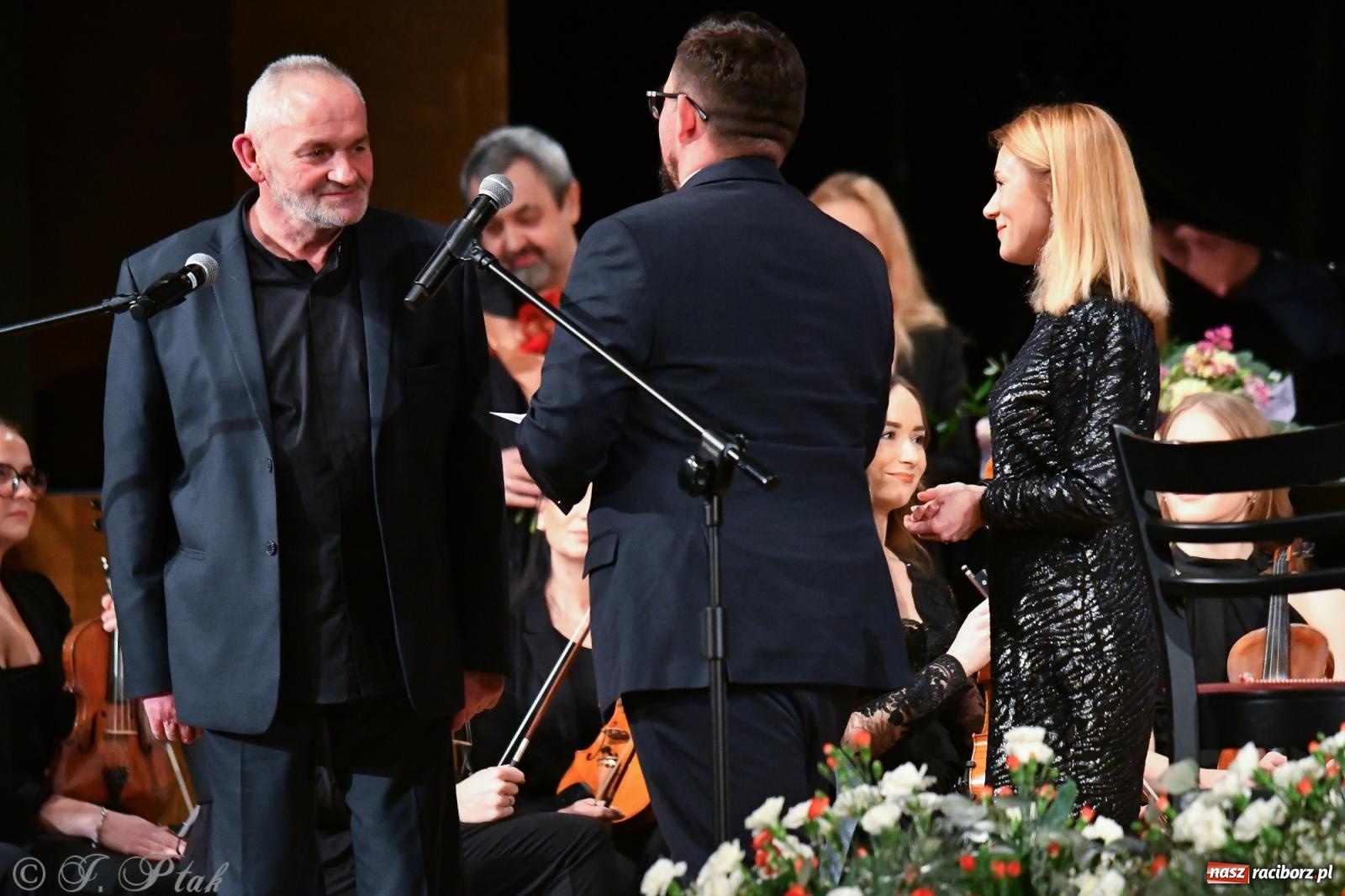 Zdjęcie w galerii na portalu naszraciborz.pl: Prawykonanie Oratorium Bożonarodzeniowego na jubileusz 30-lecia chóru Bel Canto wiadomości z regionu