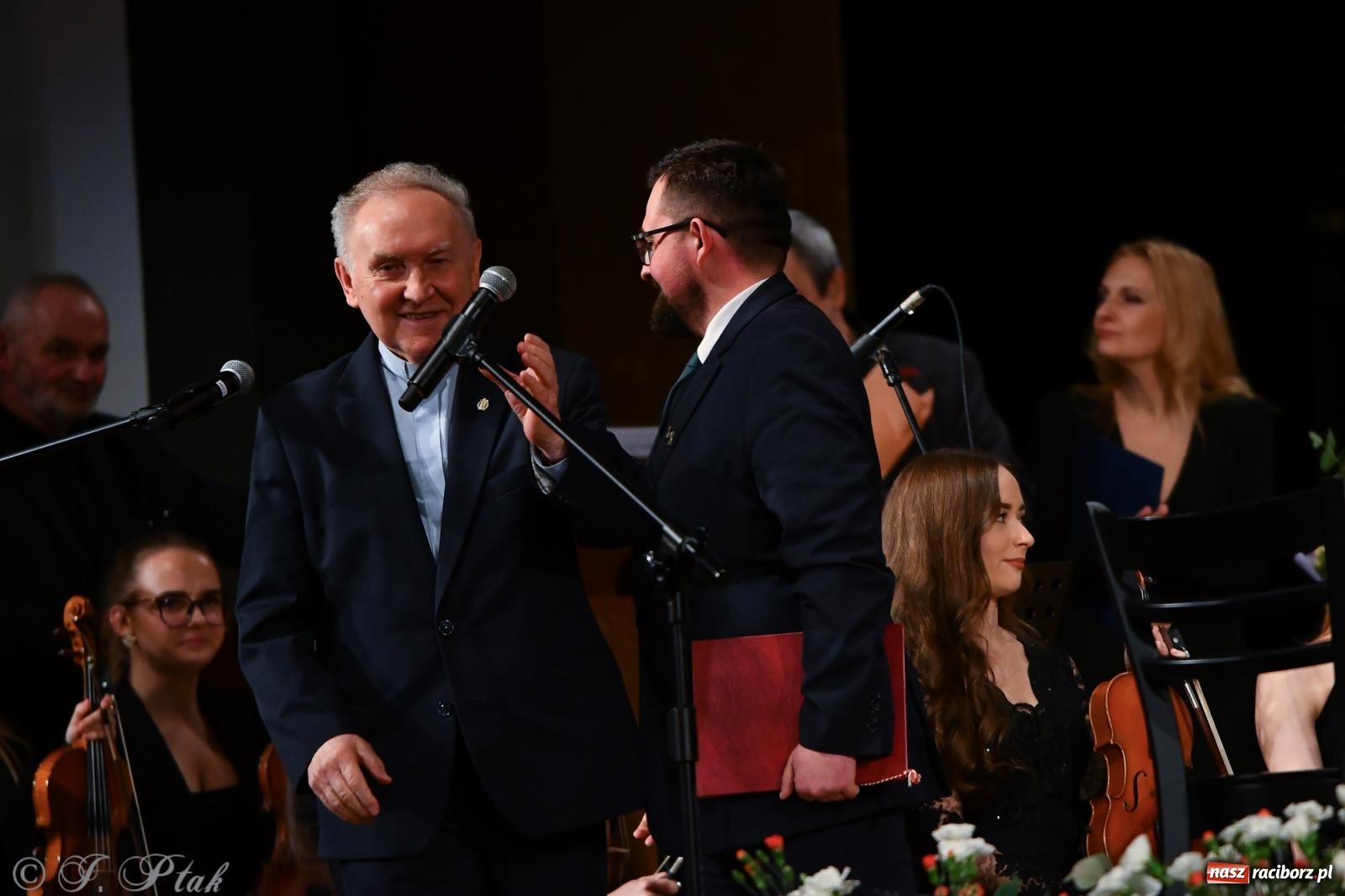 Zdjęcie w galerii na portalu naszraciborz.pl: Prawykonanie Oratorium Bożonarodzeniowego na jubileusz 30-lecia chóru Bel Canto wiadomości z regionu