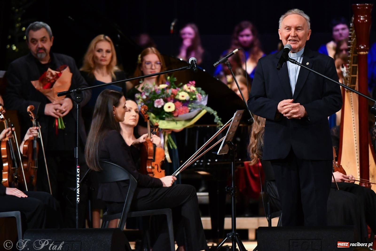 Zdjęcie w galerii na portalu naszraciborz.pl: Prawykonanie Oratorium Bożonarodzeniowego na jubileusz 30-lecia chóru Bel Canto wiadomości z regionu