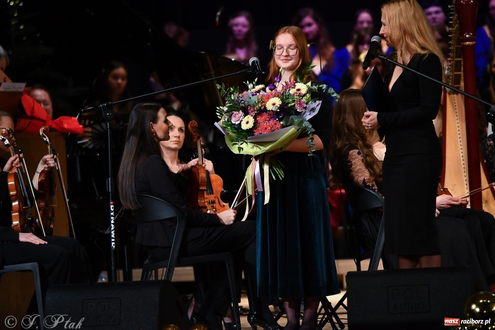 Zdjęcie w galerii na portalu naszraciborz.pl: Prawykonanie Oratorium Bożonarodzeniowego na jubileusz 30-lecia chóru Bel Canto wiadomości z regionu