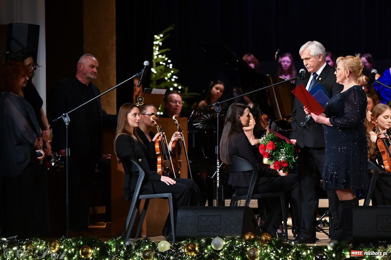 Zdjęcie w galerii na portalu naszraciborz.pl: Prawykonanie Oratorium Bożonarodzeniowego na jubileusz 30-lecia chóru Bel Canto wiadomości z regionu