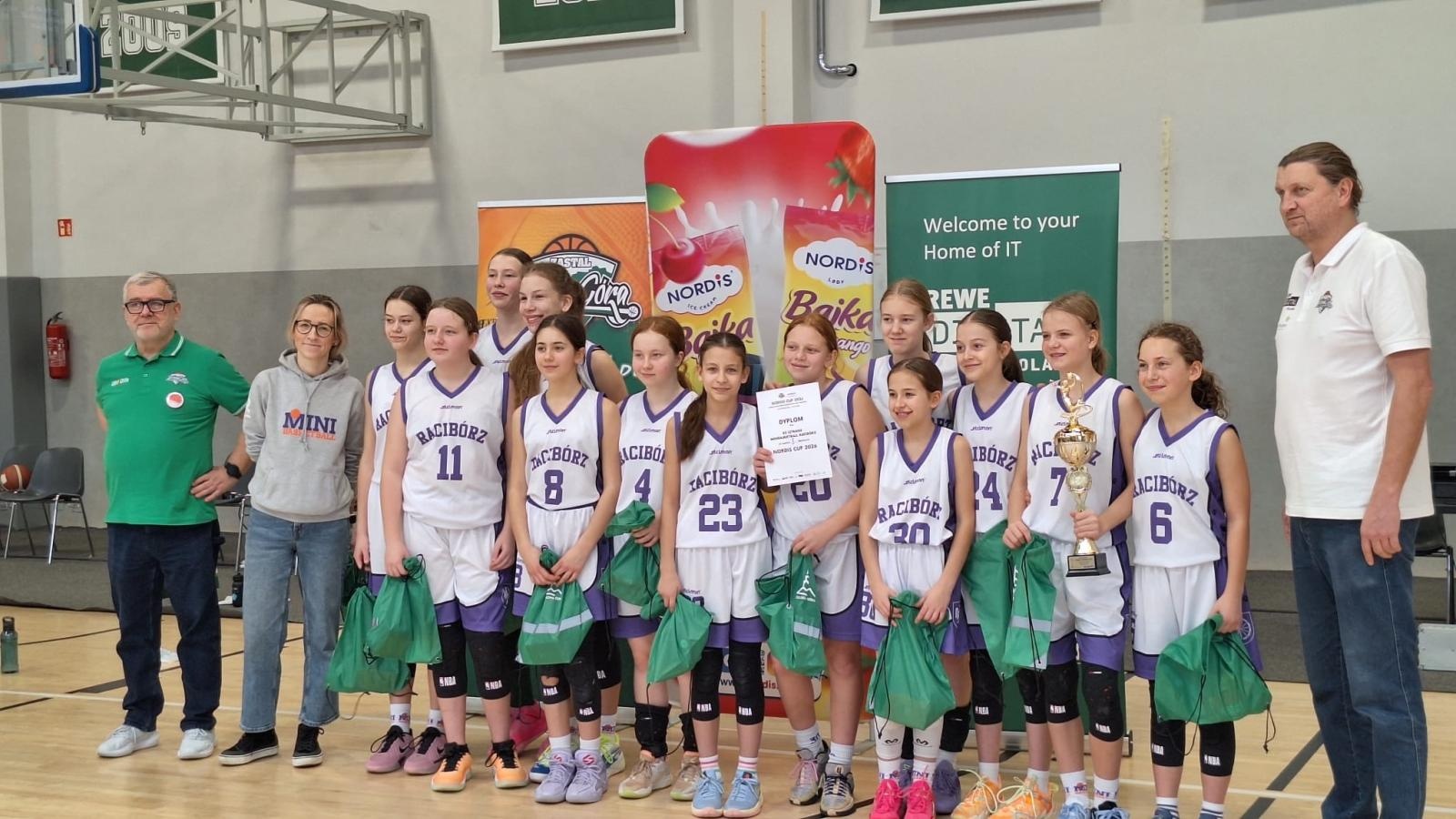 Zdjęcie w galerii na portalu naszraciborz.pl: Młodzież rozbiła bank. Złoty weekend koszykarzy i koszykarek MiniBasketball Racibórz wiadomości z regionu