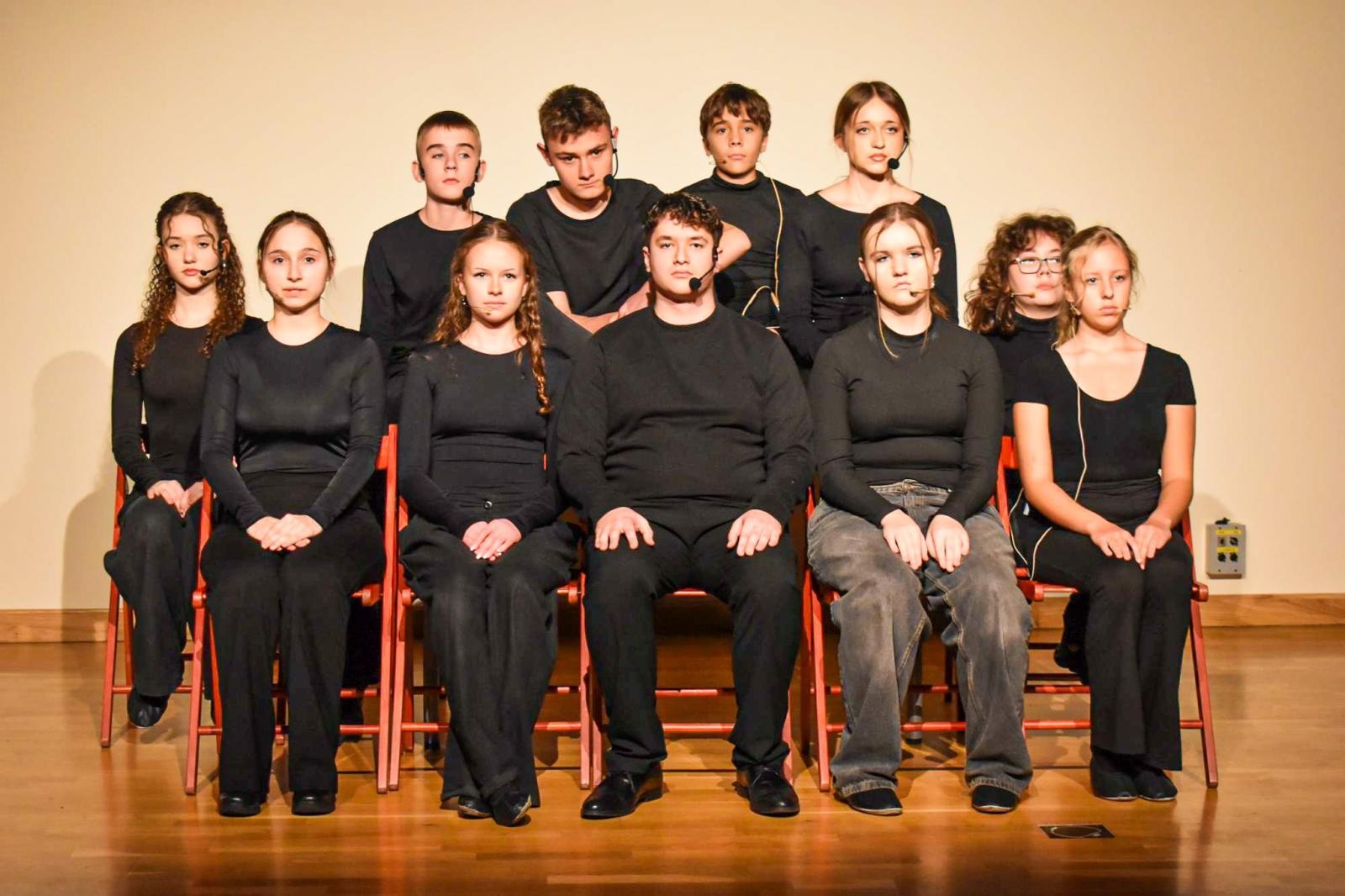 Zdjęcie w galerii na portalu naszraciborz.pl: Teatralna niedziela na Zamku Piastowskim. STÓŁ poruszył widzów wiadomości z regionu