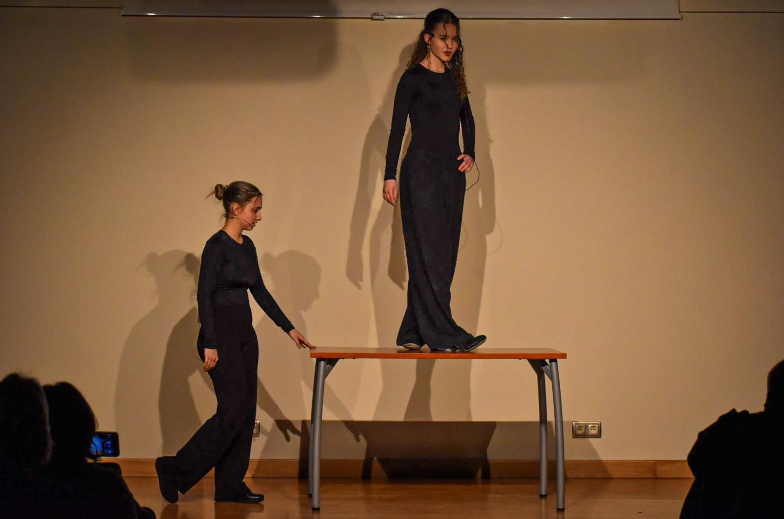 Zdjęcie w galerii na portalu naszraciborz.pl: Teatralna niedziela na Zamku Piastowskim. STÓŁ poruszył widzów wiadomości z regionu