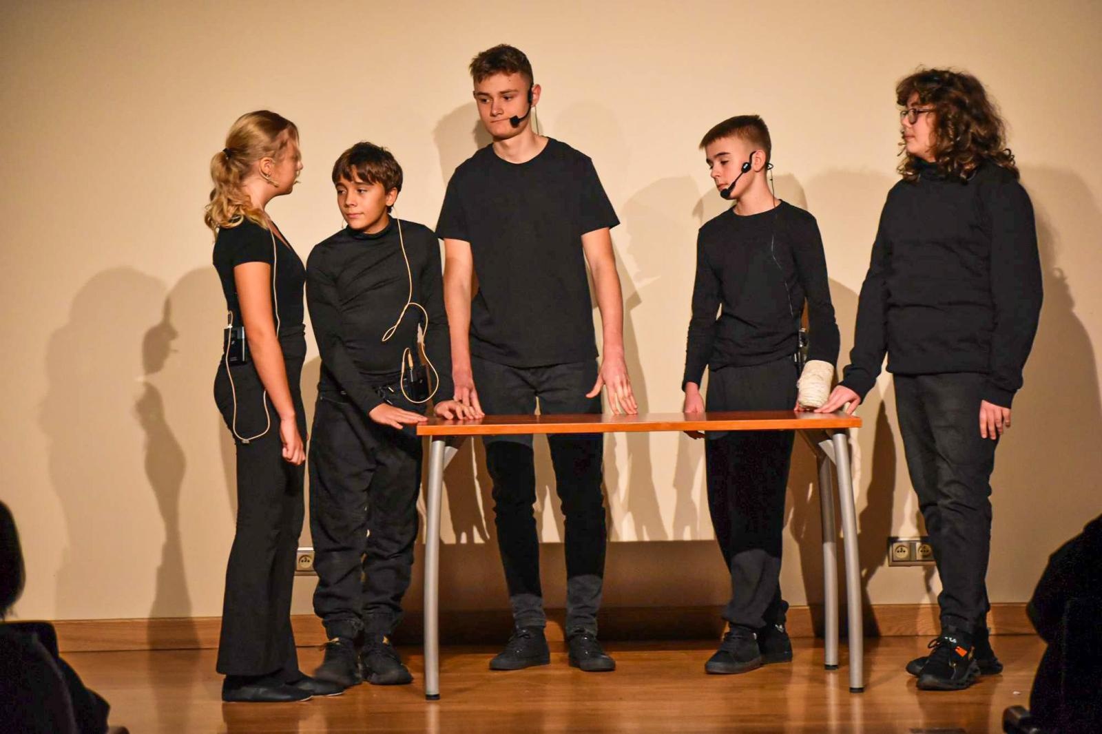 Zdjęcie w galerii na portalu naszraciborz.pl: Teatralna niedziela na Zamku Piastowskim. STÓŁ poruszył widzów wiadomości z regionu